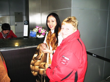 Ingrid und Anni am Flughafen von Changchun