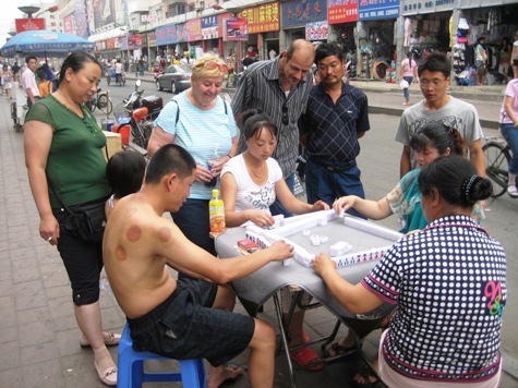 Eine Gruppe Chinesen beim Spielen