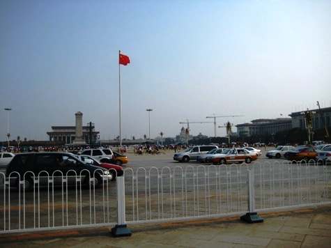 Der Platz des Himmlischen Friedens mit Mausoleum im Hintergrund