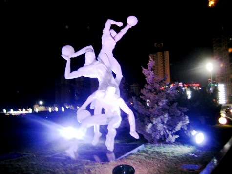 Skulptur bei Nacht