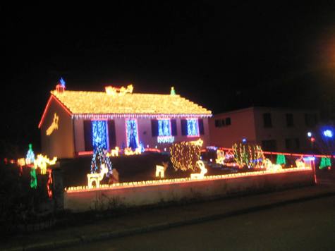 Weihnachtlich geschmcktes Haus